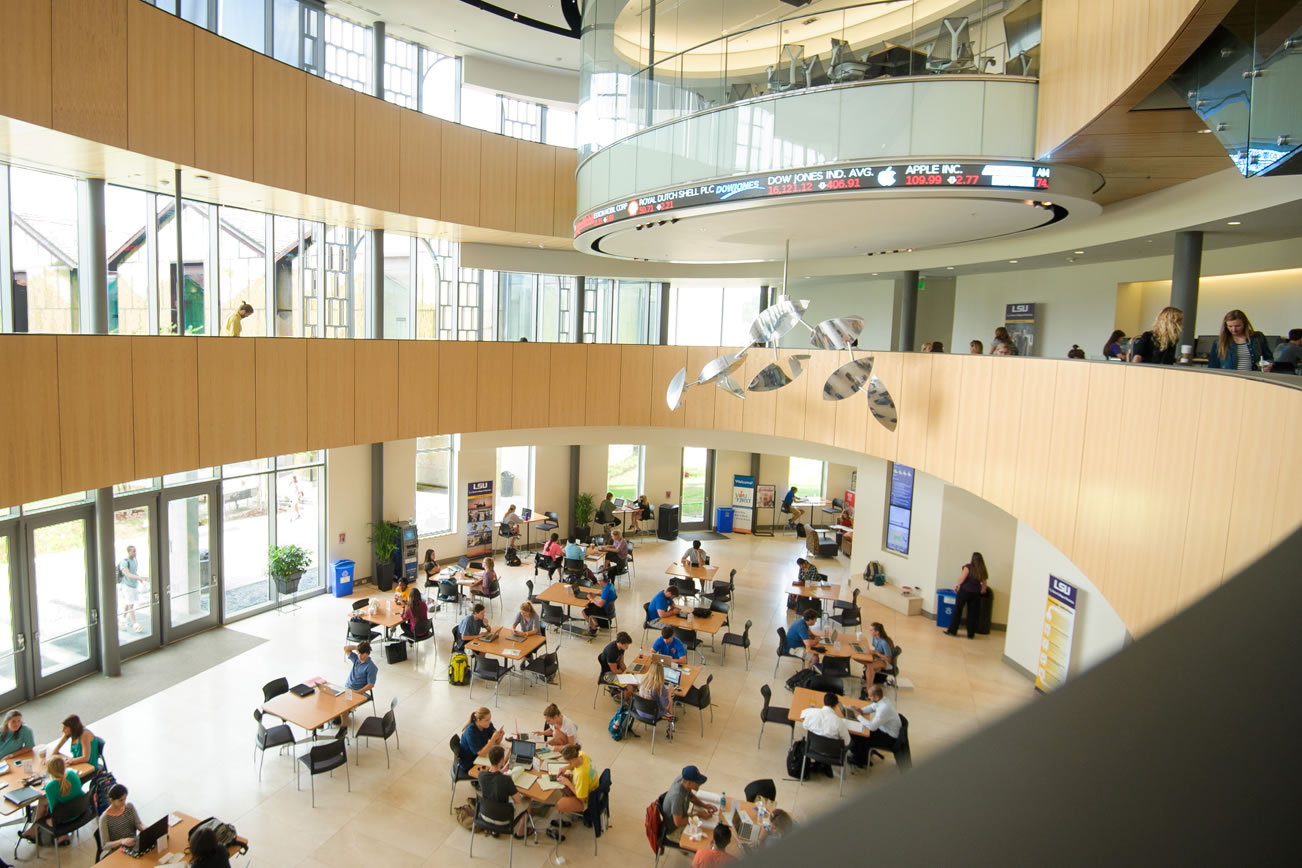 Photo of students in COB Rotunda